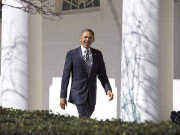 El presidente de Estados Unidos, Barack Obama, sale de la Casa Blanca en Washington