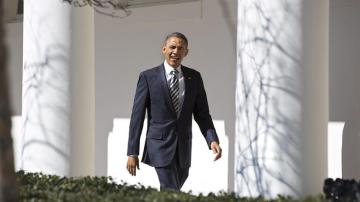 El presidente de Estados Unidos, Barack Obama, sale de la Casa Blanca en Washington