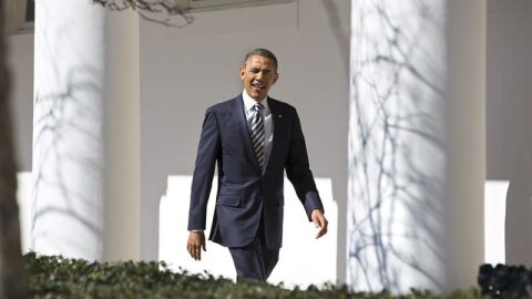 El presidente de Estados Unidos, Barack Obama, sale de la Casa Blanca en Washington