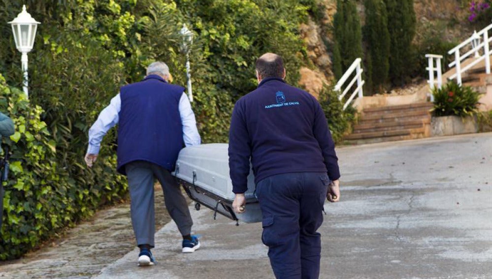 Los servicios funerarios sacan uno de los cuerpos