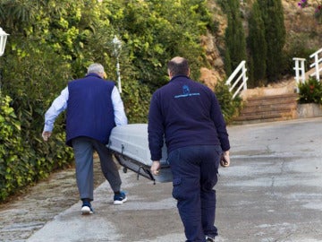 Los servicios funerarios sacan uno de los cuerpos