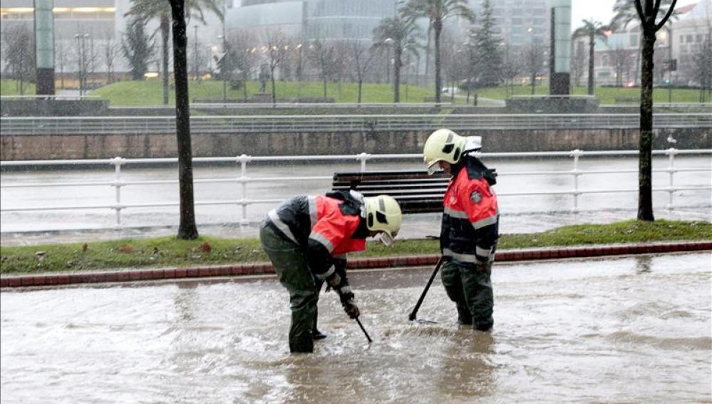 La ría de Bilbao se desborda por las lluvias