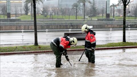 La r&iacute;a de Bilbao se desborda por las lluvias
