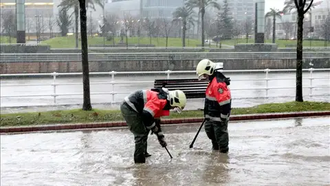 La ría de Bilbao se desborda por las lluvias La ría de Bilbao se desborda por las lluvias