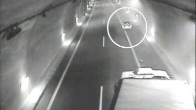 Un guardia civil de paisano rescata a un conductor de su coche en llamas 