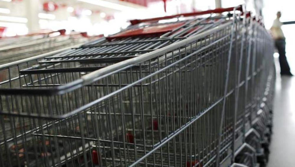 Aspecto de una fila de carritos en un supermercado