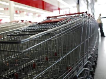 Aspecto de una fila de carritos en un supermercado