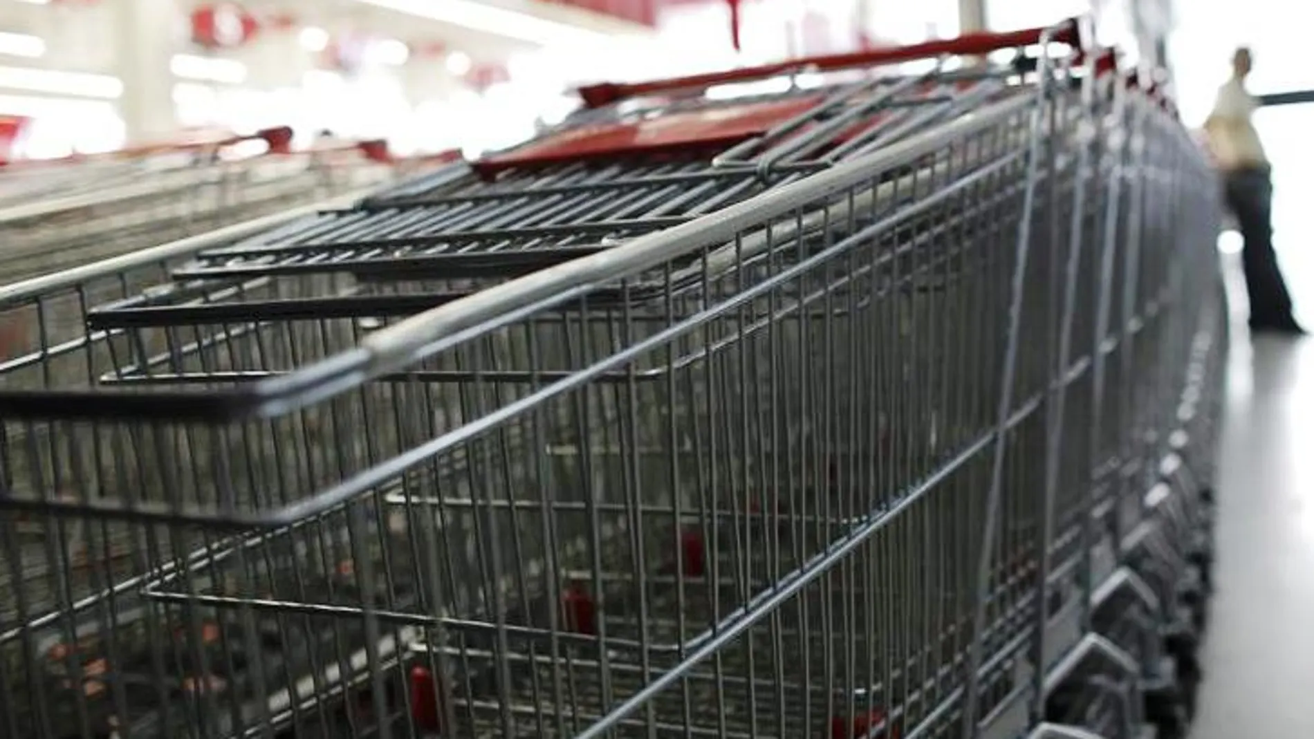 Aspecto de una fila de carritos en un supermercado Aspecto de una fila de carritos en un supermercado