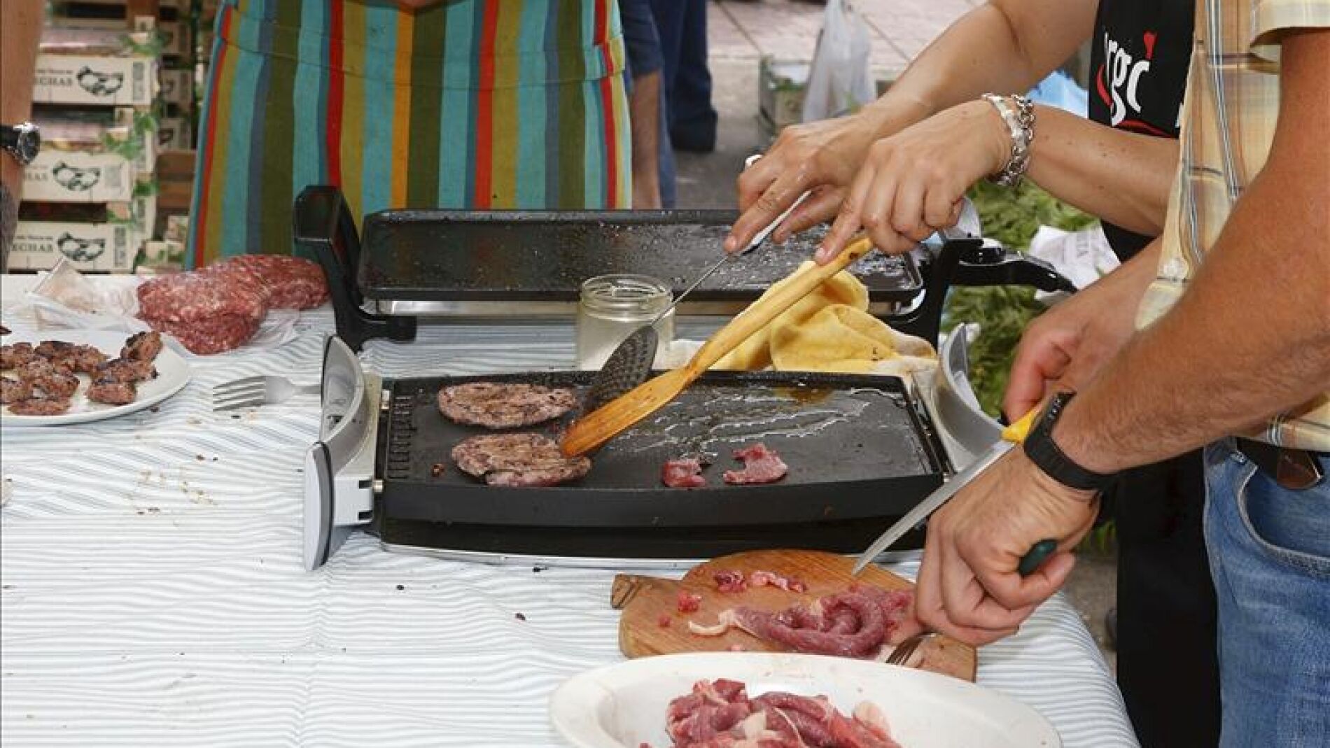 Unas personas cocinan carne de caballo