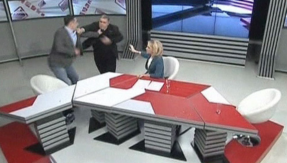 Pelea entre dos políticos en la televisión de Georgia