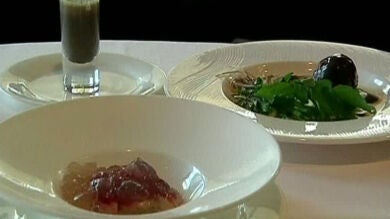 Un chef japonés ofrece un menú a base de tierra en su restaurante de Tokio