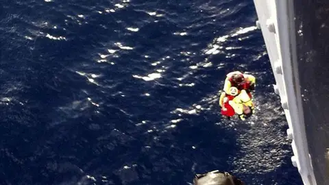 Los remeros rescatados pretendían cruzar el Atlántico de La Gomera a la isla de Antigua Los remeros rescatados pretendían cruzar el Atlántico de La Gomera a la isla de Antigua