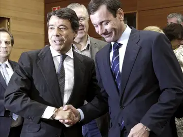 Ignacio González y Tomás Gómez se acusan de buscar fallecimientos Ignacio González y Tomás Gómez se acusan de buscar fallecimientos