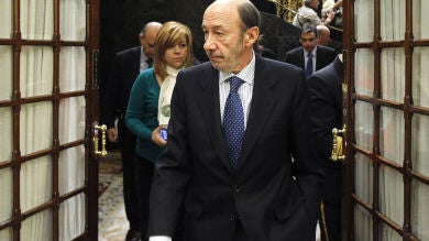 Rubalcaba anuncia que PSC y PSOE seguirán juntos pero revisarán sus relaciones
