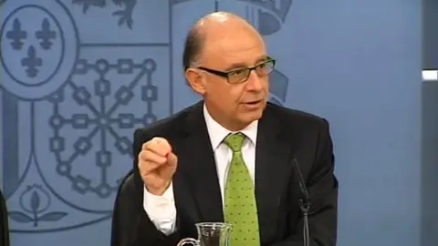 El ministro Montoro durante la rueda de prensa tras el Consejo de Ministros El ministro Montoro durante la rueda de prensa tras el Consejo de Ministros