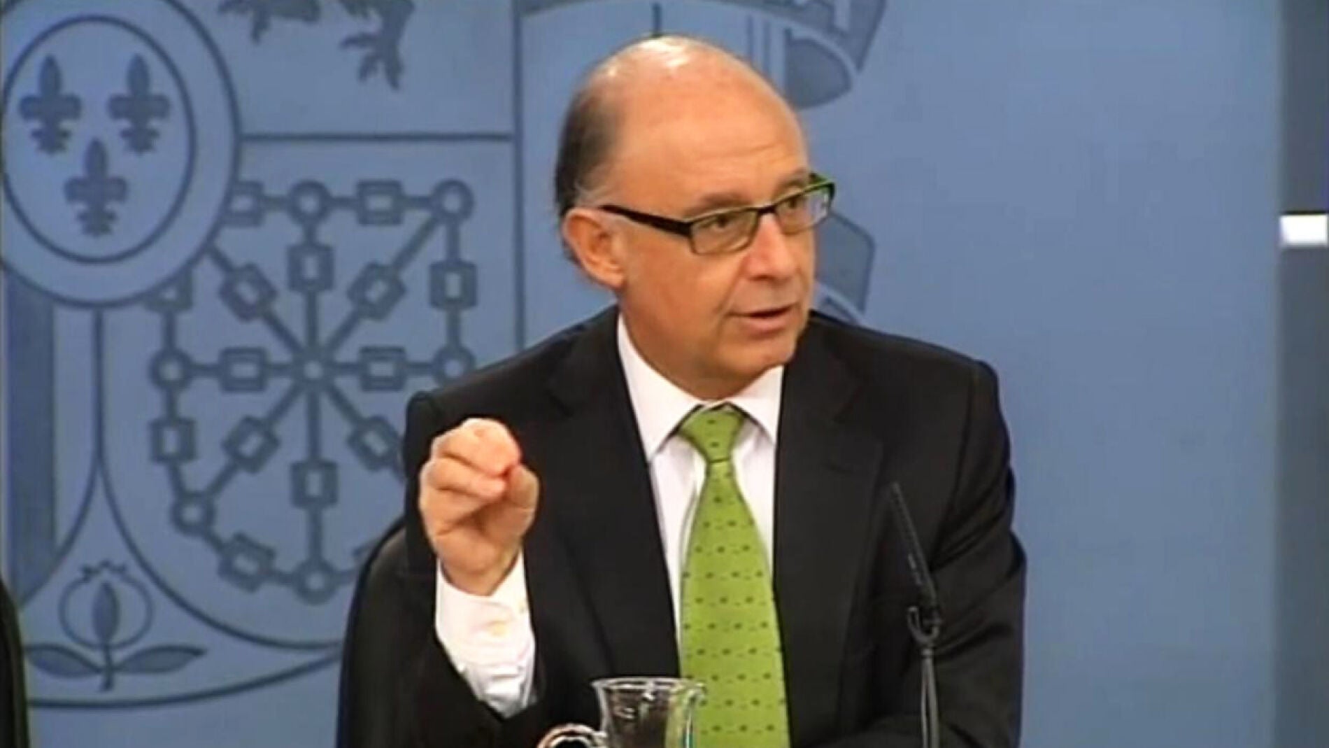 El ministro Montoro durante la rueda de prensa tras el Consejo de Ministros