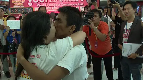 La pareja maca un nuevo récord tras besarse durante dos días y mediio La pareja maca un nuevo récord tras besarse durante dos días y mediio