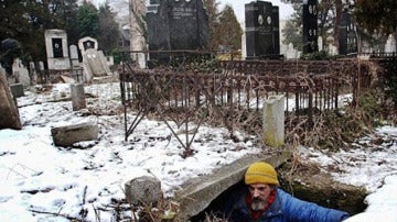 Stojanovic Bratislav lleva 15 años viviendo en un cementerio