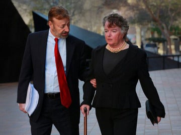 Maureen O'Connor acompañada por su abogado