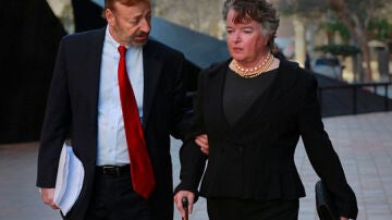 Maureen O'Connor acompañada por su abogado