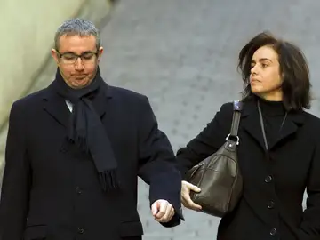 Diego Torres, acompañado de su mujer, Ana María Tejeiro, a su llegada a los juzgados de la capital balear Diego Torres, acompañado de su mujer, Ana María Tejeiro, a su llegada a los juzgados de la capital balear