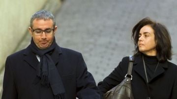 Diego Torres, acompañado de su mujer, Ana María Tejeiro, a su llegada a los juzgados de la capital balear