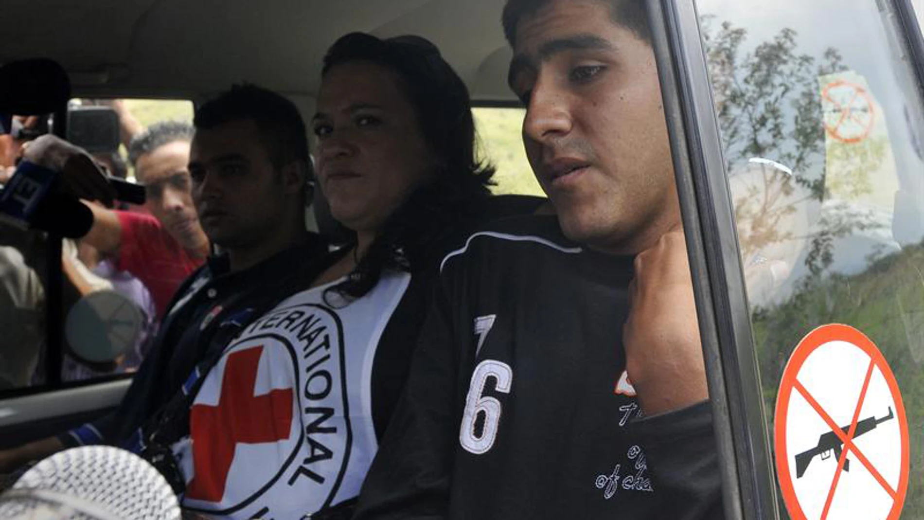 Los dos policías liberados por las FARC Los dos policías liberados por las FARC