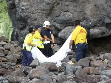 Efectivos de emergencias trasladan el cuerpo de la mujer fallecida Efectivos de emergencias trasladan el cuerpo de la mujer fallecida