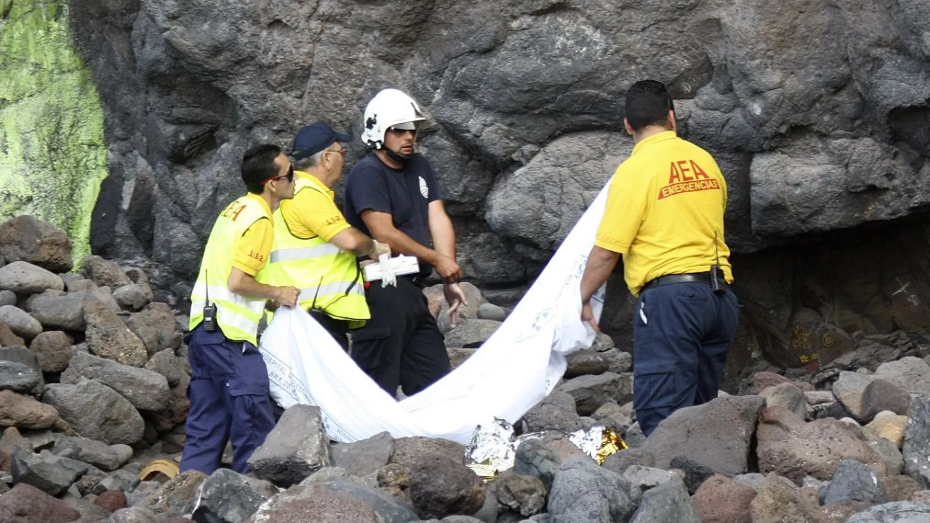 Efectivos de emergencias trasladan el cuerpo de la mujer fallecida Efectivos de emergencias trasladan el cuerpo de la mujer fallecida