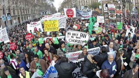 Manifestantes por el fin de los desahucios en Barcelona