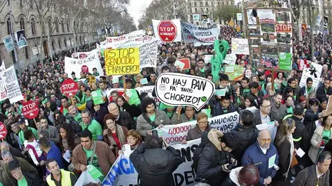 Manifestantes por el fin de los desahucios en Barcelona Manifestantes por el fin de los desahucios en Barcelona