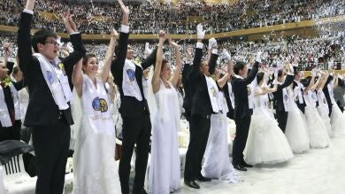Mil parejas de la secta Moon se casan en una boda masiva en Corea del Sur