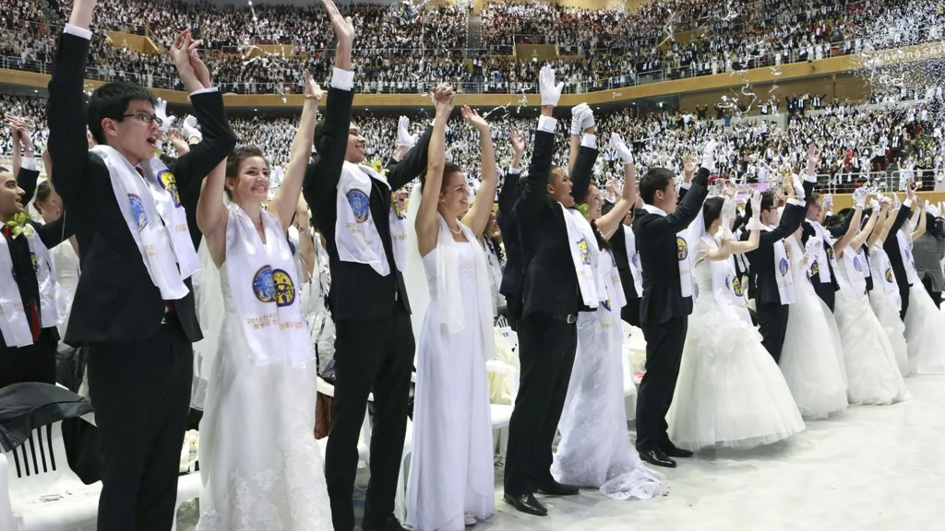 Boda masiva en la que contrajeron matrimonio unas 1.000 parejas de diversas nacionalidades Boda masiva en la que contrajeron matrimonio unas 1.000 parejas de diversas nacionalidades