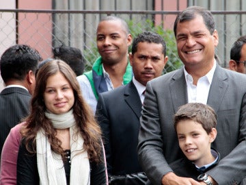 Correa con su familia tras votar