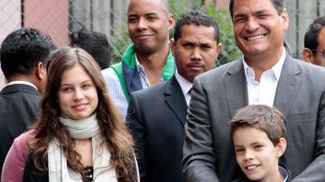 Correa con su familia tras votar