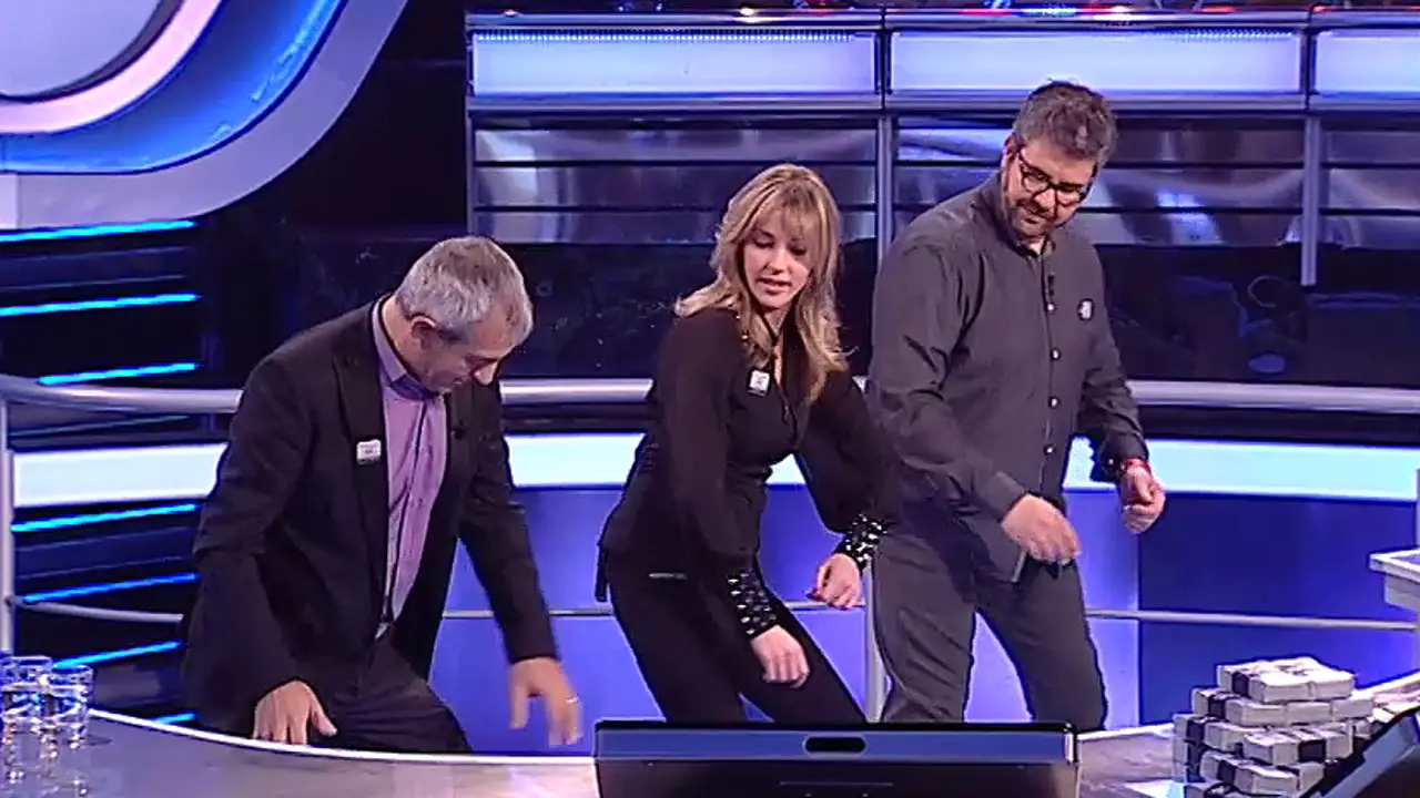Florentino Fernández y Anna Simon, con la Cruz Roja en 'AUM'