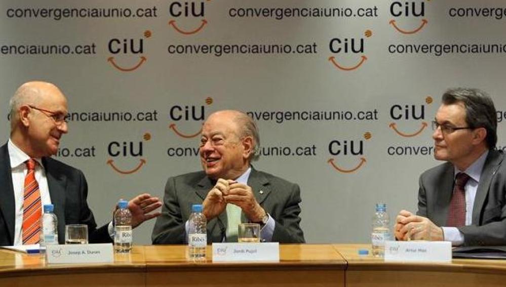 El presidente de CiU, Artur Mas, junto al presidente fundador, Jordi Pujol, y el secretario general, Josep Antoni Duran i Lleida
