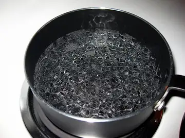 Olla con agua hirviendo Olla con agua hirviendo