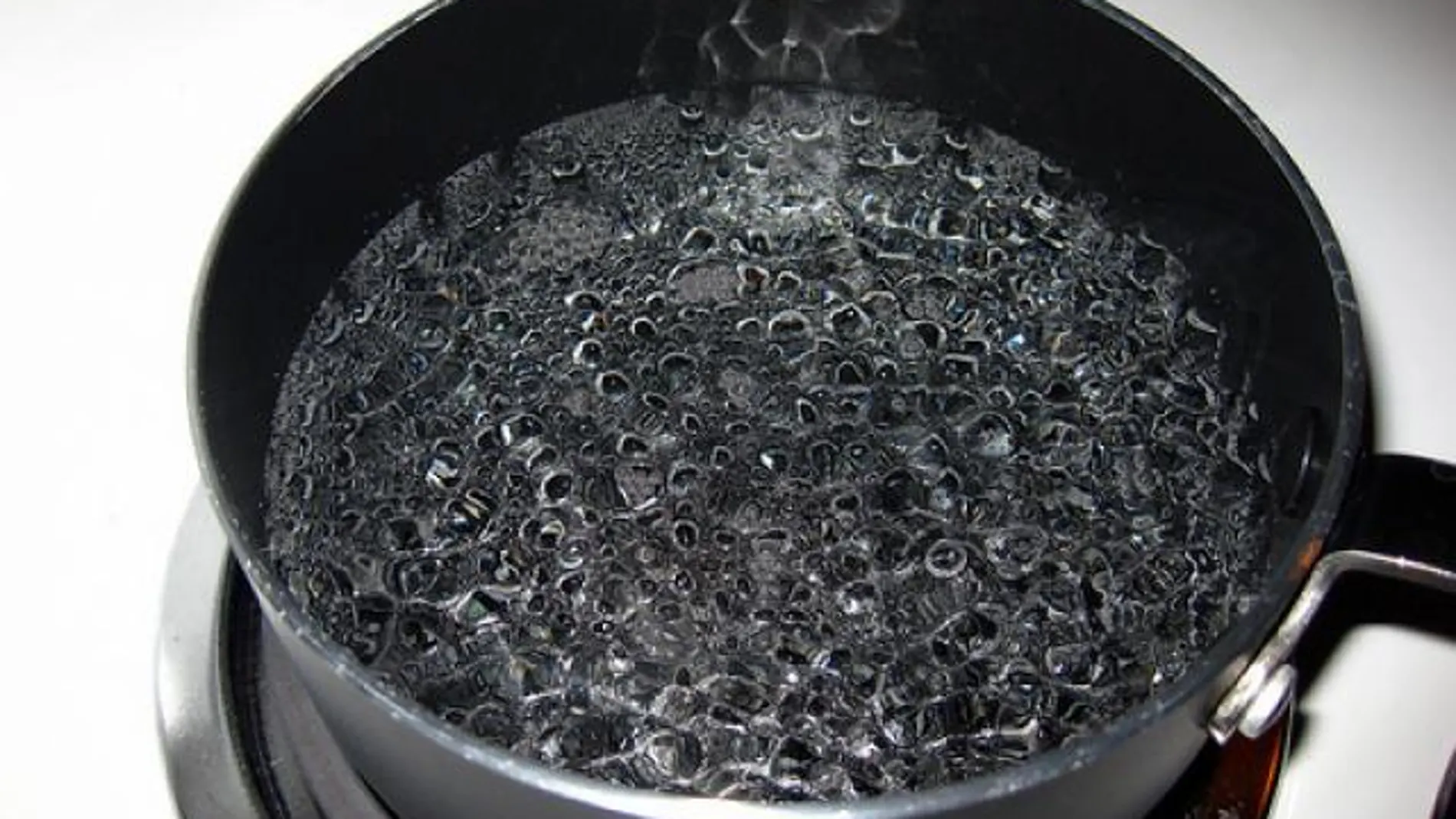 Olla con agua hirviendo Olla con agua hirviendo