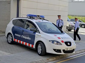 Un coche de los Mossos d'Esquadra, en un suceso. Un coche de los Mossos d'Esquadra, en un suceso.