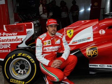 Alonso posa con el F138 en Montmeló