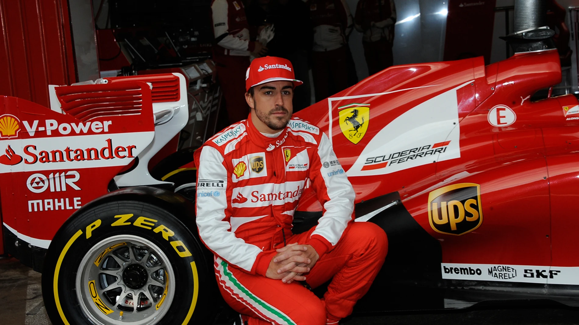 Alonso posa con el F138 en Montmeló