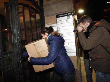 Miembros de la Policía Nacional llevan cajas a la sede central en Barcelona de la agencia de detectives Método 3