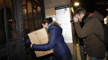 Miembros de la Policía Nacional llevan cajas a la sede central en Barcelona de la agencia de detectives Método 3