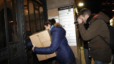 Miembros de la Polic&iacute;a Nacional llevan cajas a la sede central en Barcelona de la agencia de detectives M&eacute;todo 3