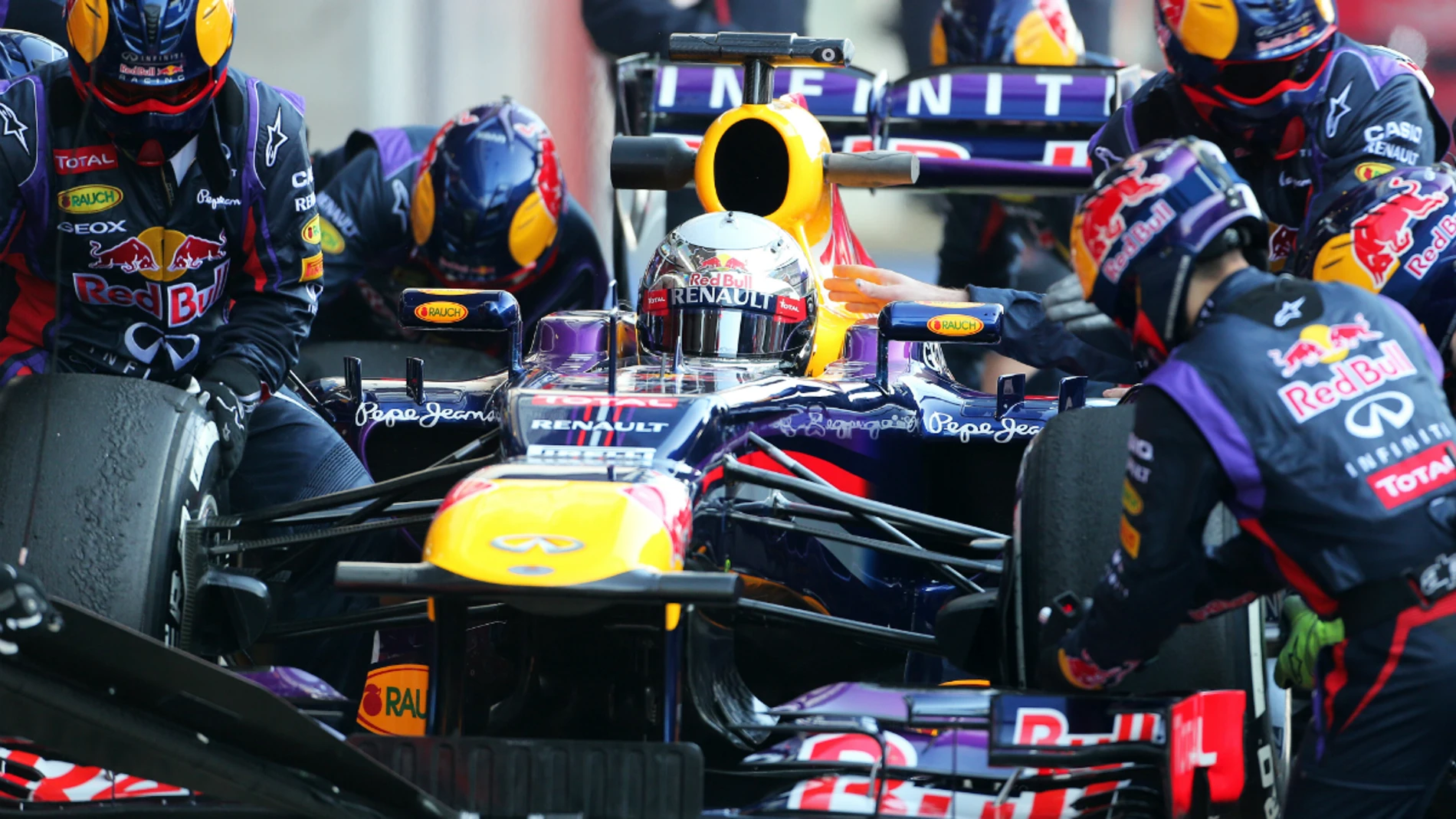 Vettel manda con los blandos en la segunda mañana de Montmeló