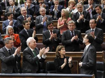 El presidente del Gobierno, Mariano Rajoy, recibe los aplausos de la bancada del PP