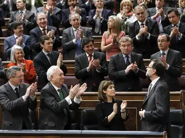 El presidente del Gobierno, Mariano Rajoy, recibe los aplausos de la bancada del PP El presidente del Gobierno, Mariano Rajoy, recibe los aplausos de la bancada del PP