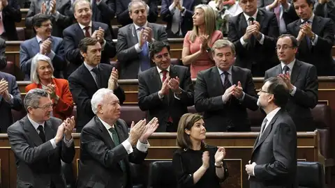 El presidente del Gobierno, Mariano Rajoy, recibe los aplausos de la bancada del PP El presidente del Gobierno, Mariano Rajoy, recibe los aplausos de la bancada del PP