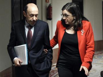 El líder del PSOE, Alfredo Pérez Rubalcaba, y la portavoz parlamentaria del partido, Soraya Rodríguez